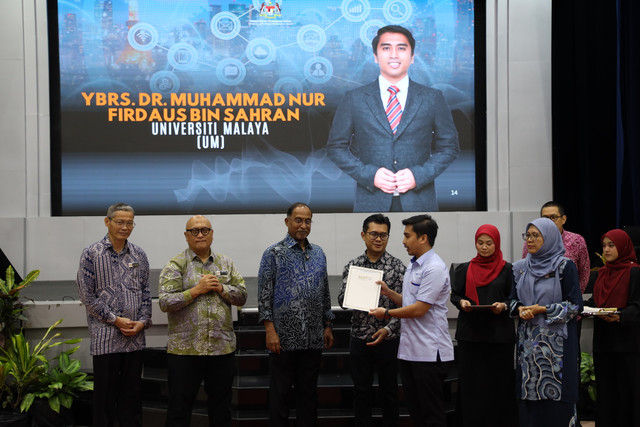 Dr. Firdaus Sahran receiving his appointment as 2026 AKEPT AI Ambassador at the Kembara KARISMA Pemimpin Muda MADANI 2026 program